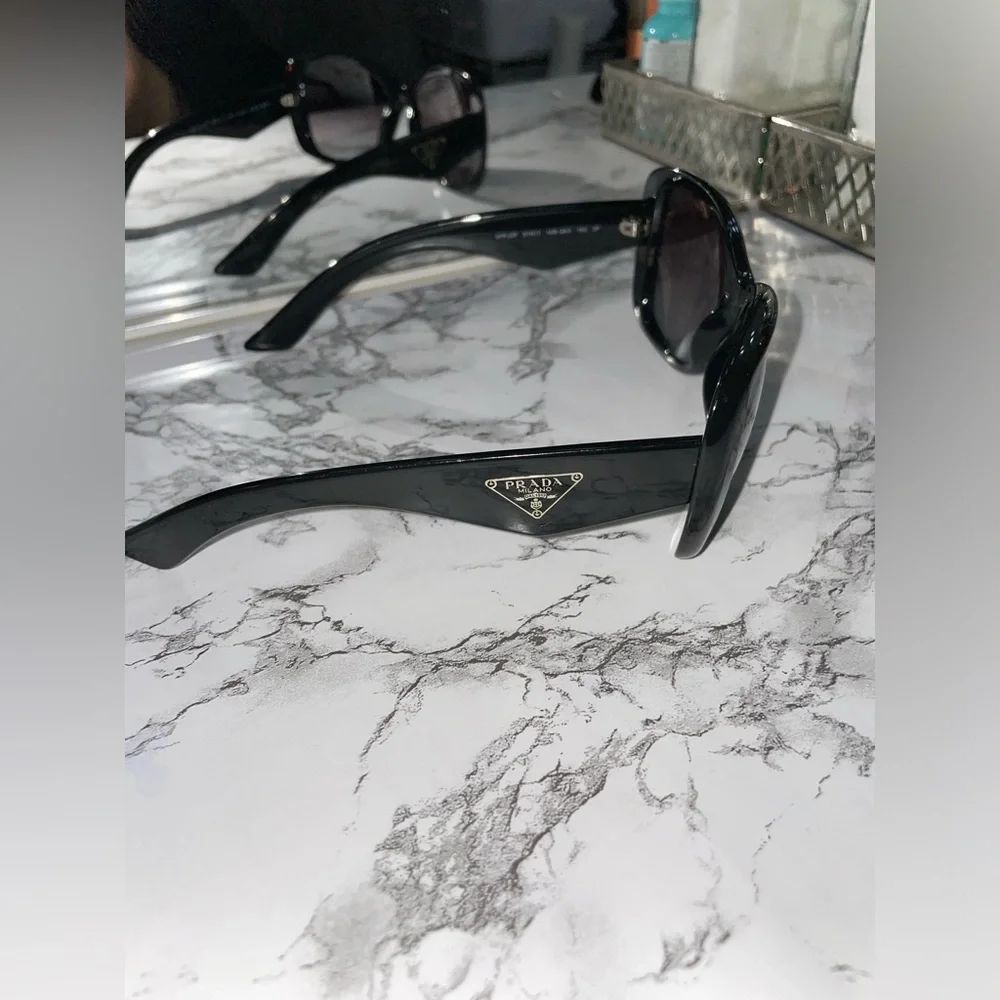❌❌SOLD❌❌Prada Black Oversized Sunglasses SPR32P 57017 - Picture 4 of 15